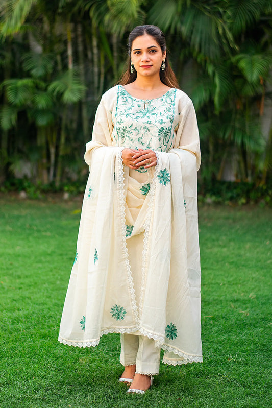 Indian model in an off-white kalidar kurti with green Kashmiri embroidery, paired with matching trousers and dupatta.