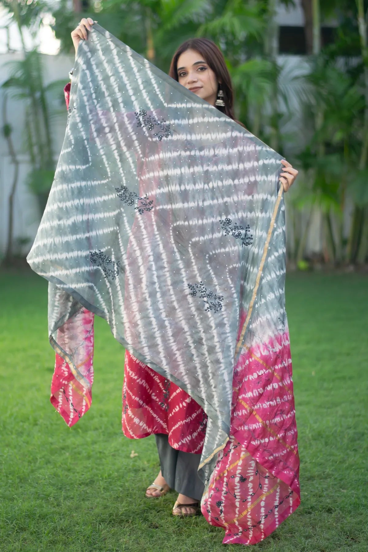Onion Pink tie-dye maheshwari kurta, grey tie-dye maheshwari dupatta with applique work with grey trousers