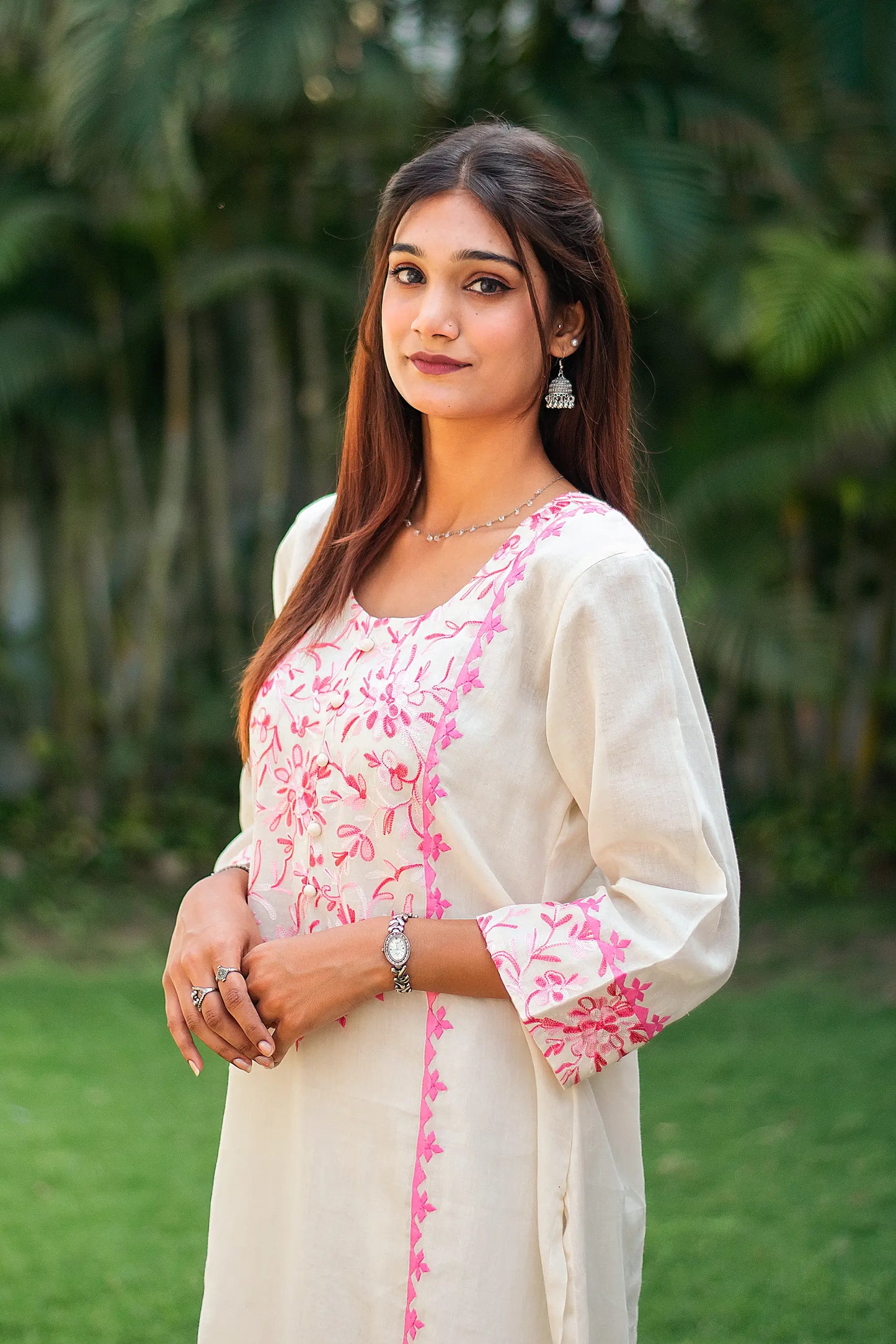 Off-white cotton kurti, dupatta and trousers with pink kashmiri & applique work