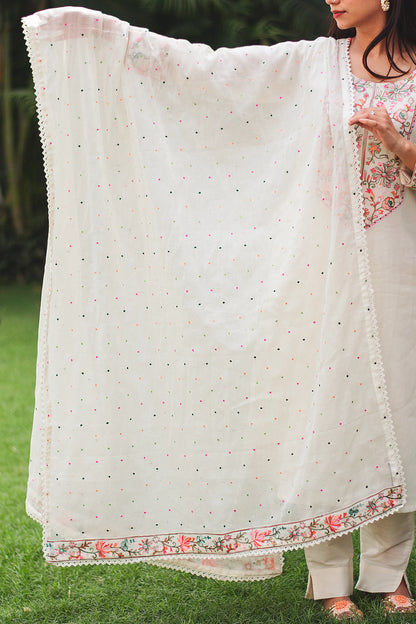 Indian girl holding an off-white dupatta with Kashmiri embroidery, showcasing its detailed pattern