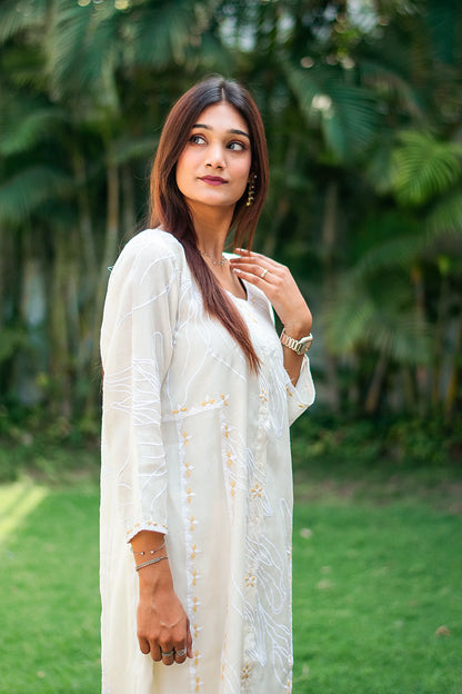 Off white chanderi kurta, dupatta & trousers with embroidery & applique work