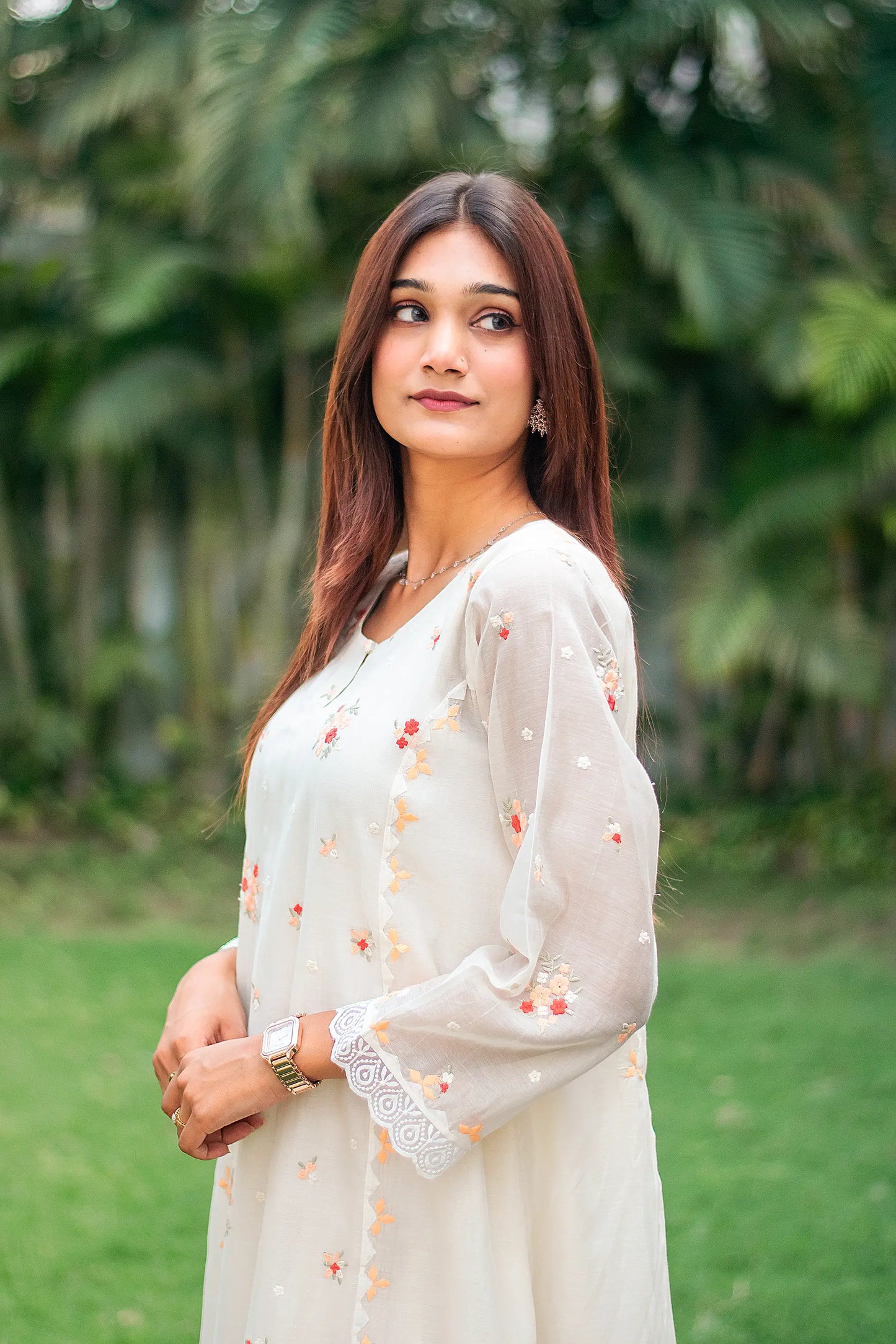 Off-white chanderi kurti, dupatta and trousers with peach-red embroidery & applique work