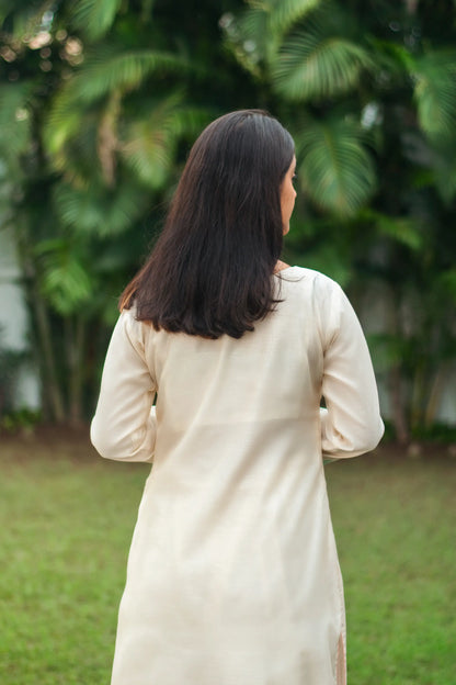 Back view of an Indian model in a cream chanderi kurta.