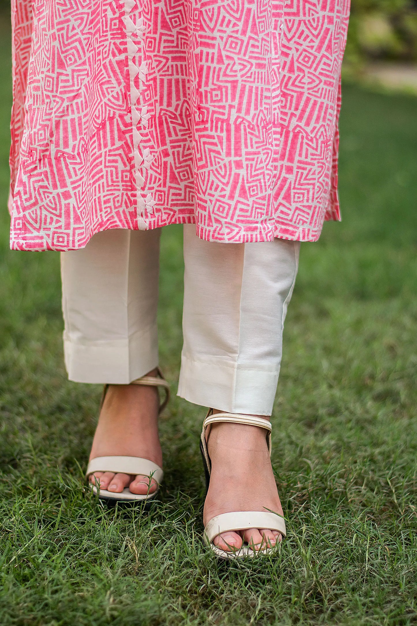 Pink printed linen kurta, dupatta & white trousers with applique work