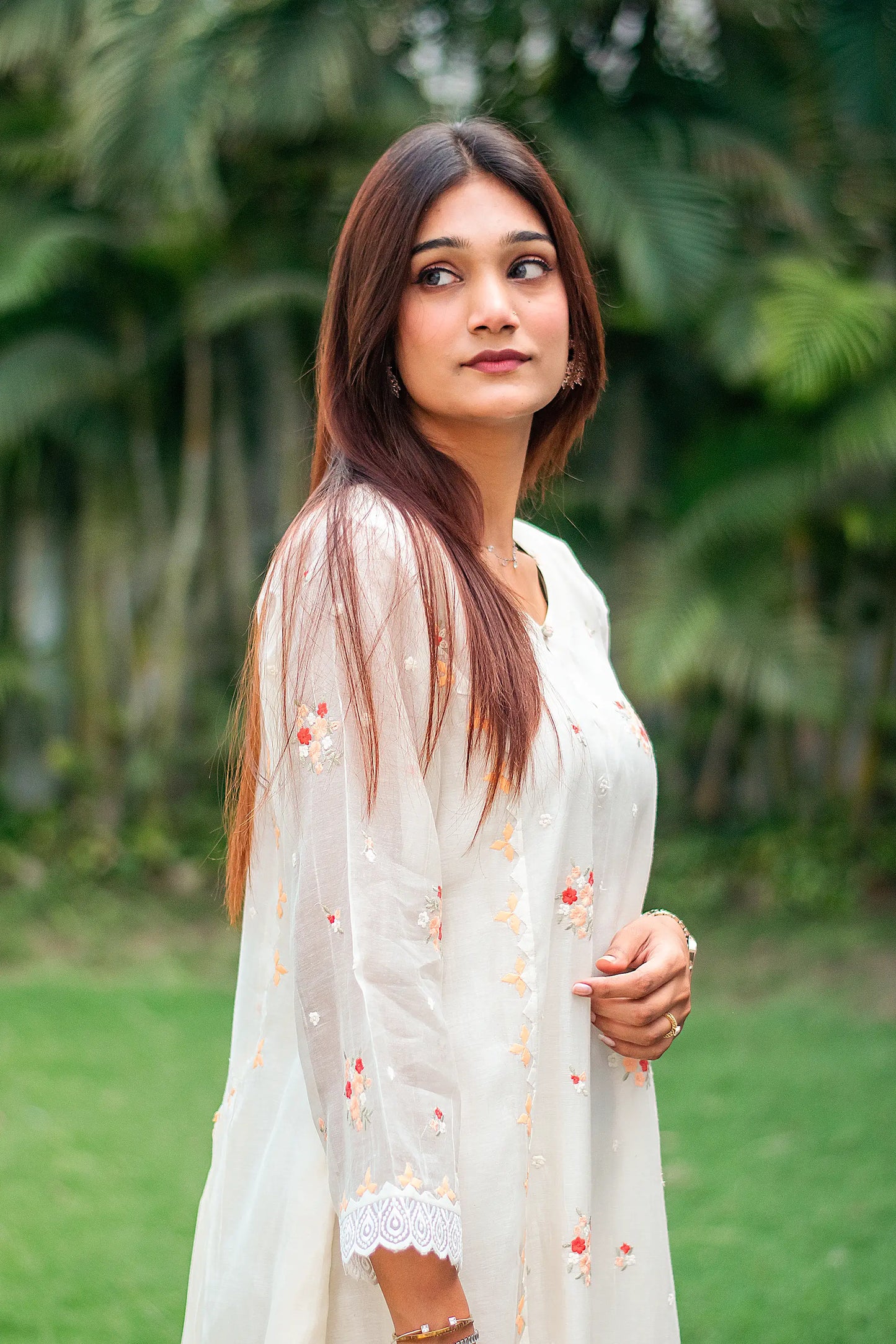 Off-white chanderi kurti, dupatta and trousers with peach-red embroidery & applique work