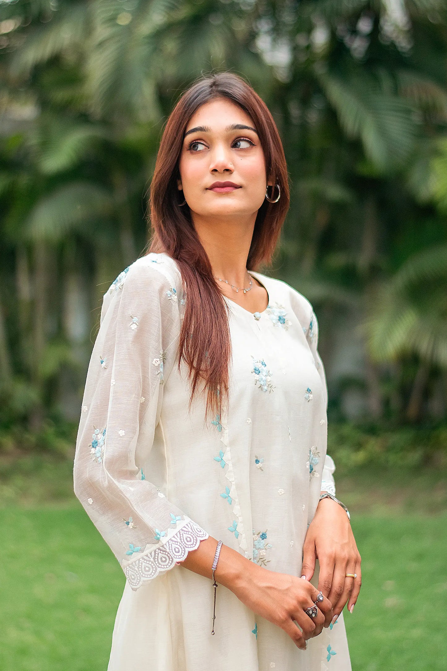 Off-white chanderi kurti, dupatta and trousers with blue embroidery & applique work