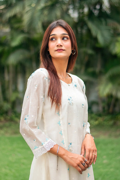 Off-white chanderi kurti, dupatta and trousers with blue embroidery & applique work