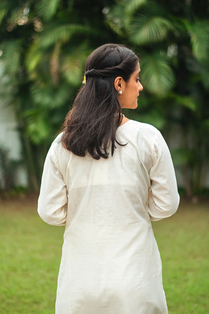 Close up of the back view of an Indian model in an off-white chanderi kurta