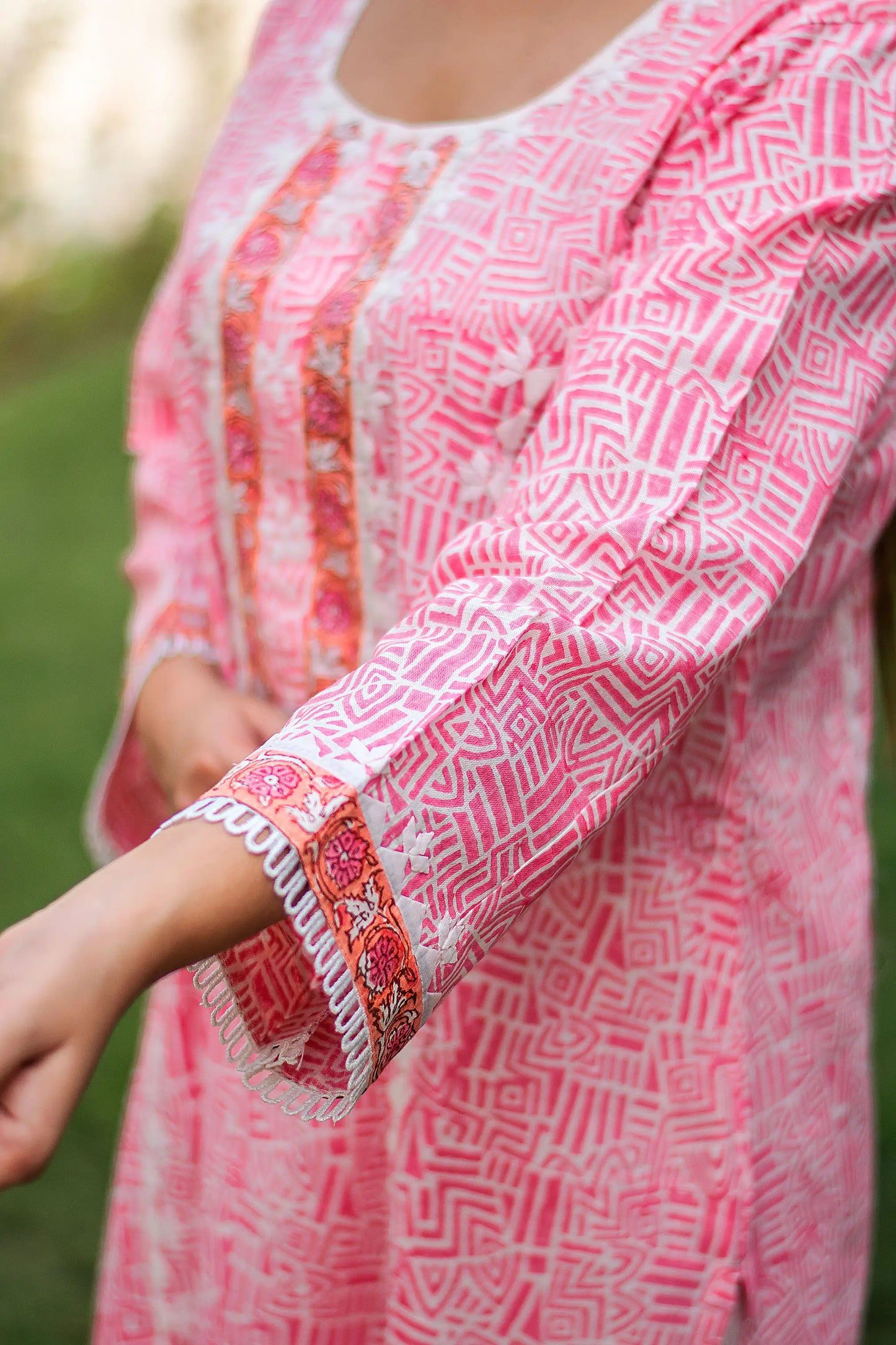 Pink printed linen kurta, dupatta & white trousers with applique work