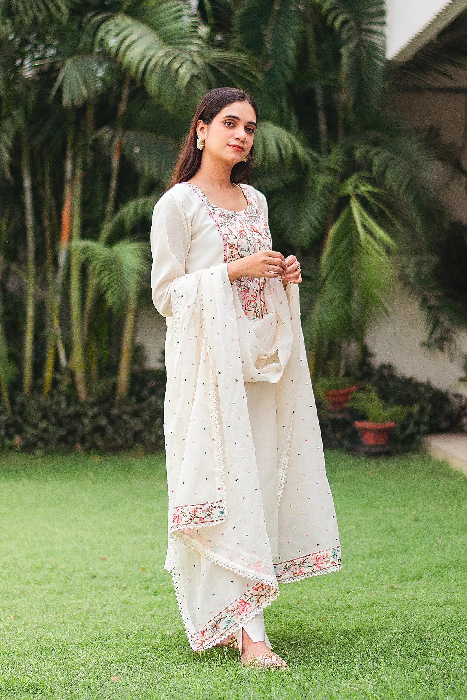 Indian girl wearing an off-white Kashmiri embroidery kurta set with a cotton kurta, matching dupatta, and trousers.