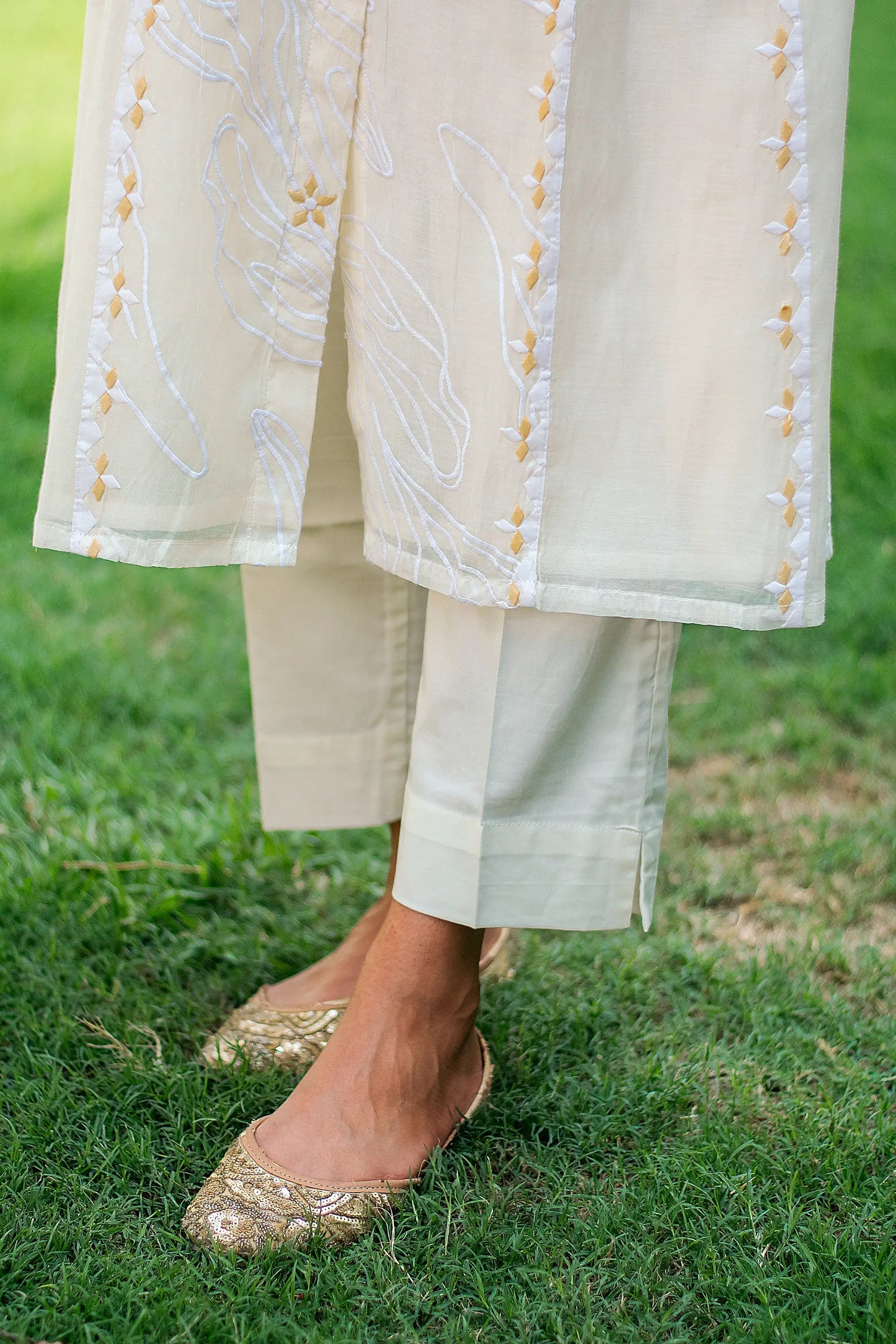 Off white chanderi kurta, dupatta & trousers with embroidery & applique work