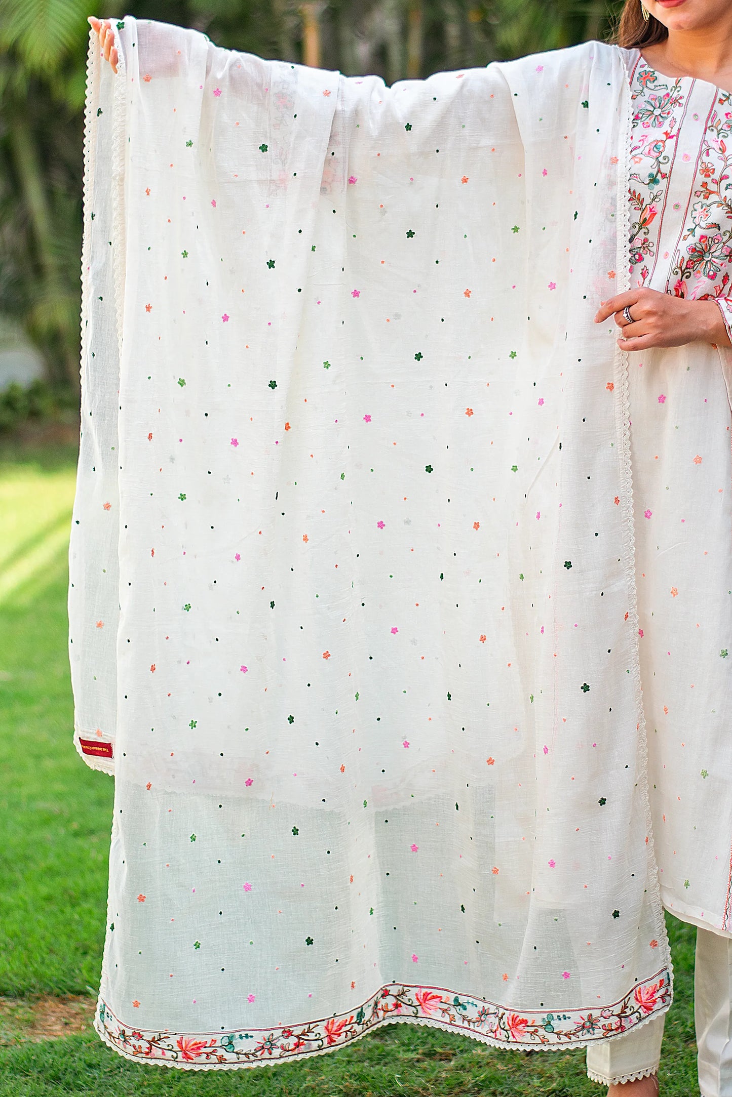 Indian model showcasing an off-white dupatta with Kashmiri embroidery and small floral dots, matching the kurta.