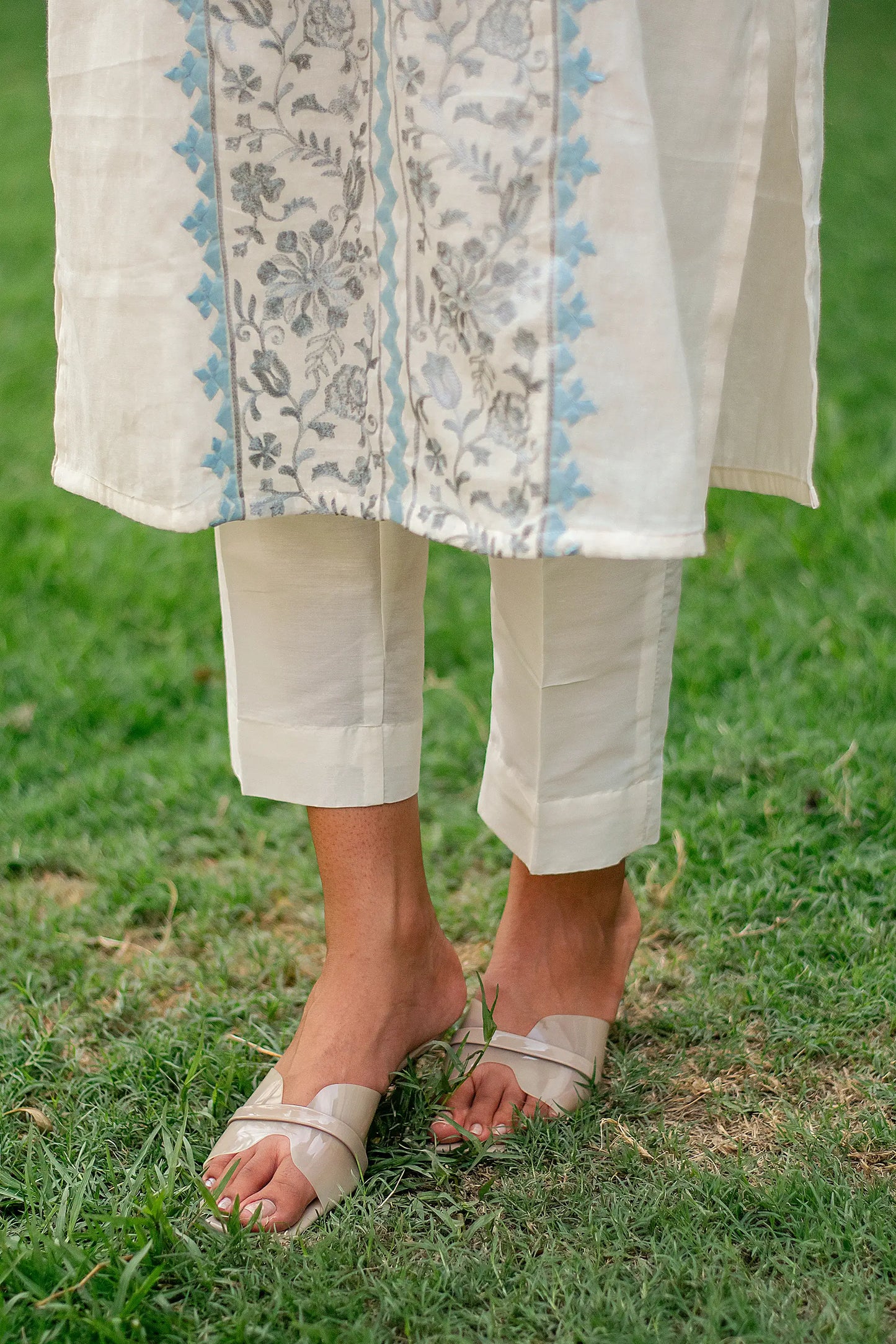 Off-white cotton kurti, dupatta and trousers with grey-blue kashmiri & applique work