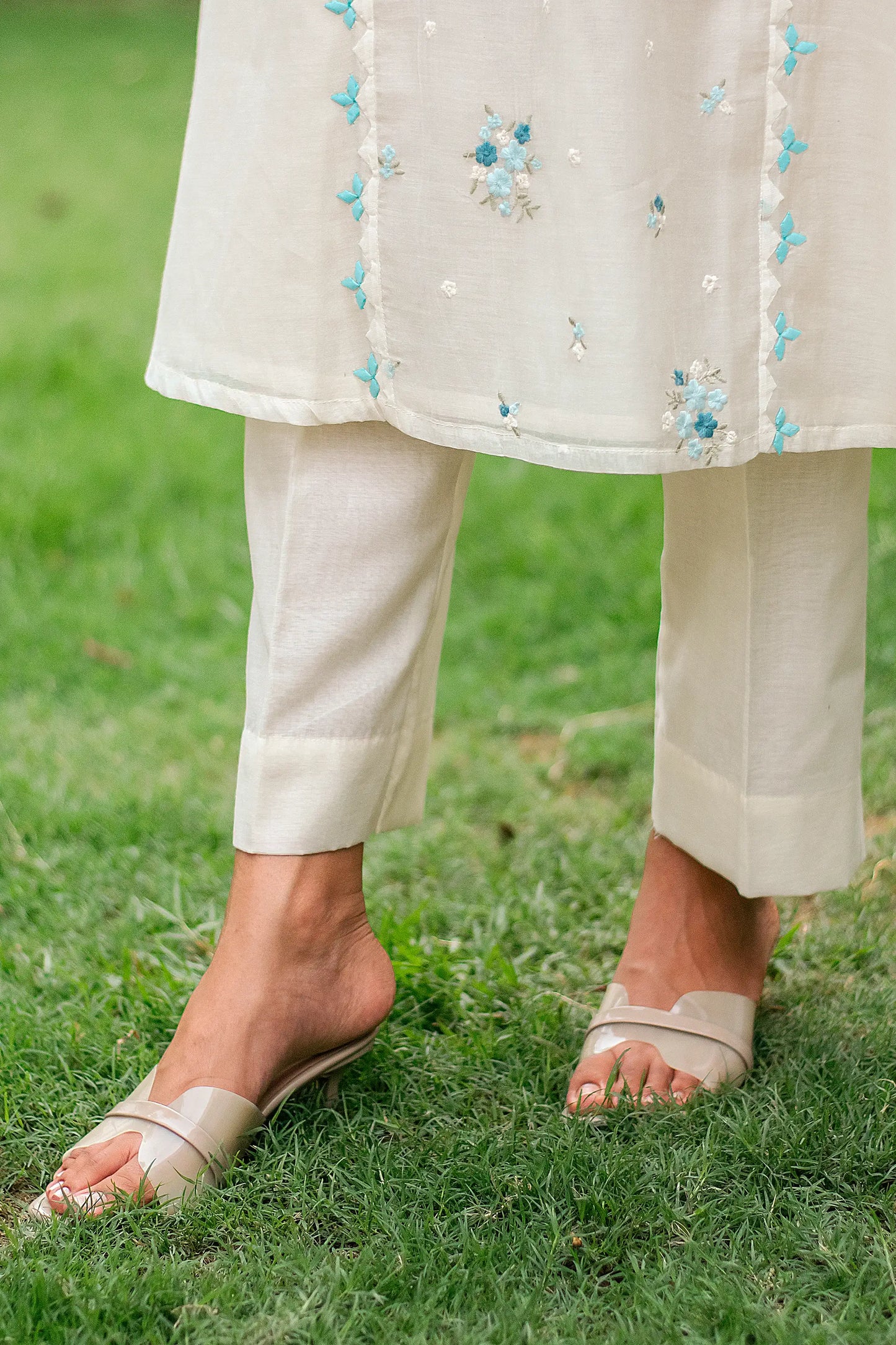 Off-white chanderi kurti, dupatta and trousers with blue embroidery & applique work