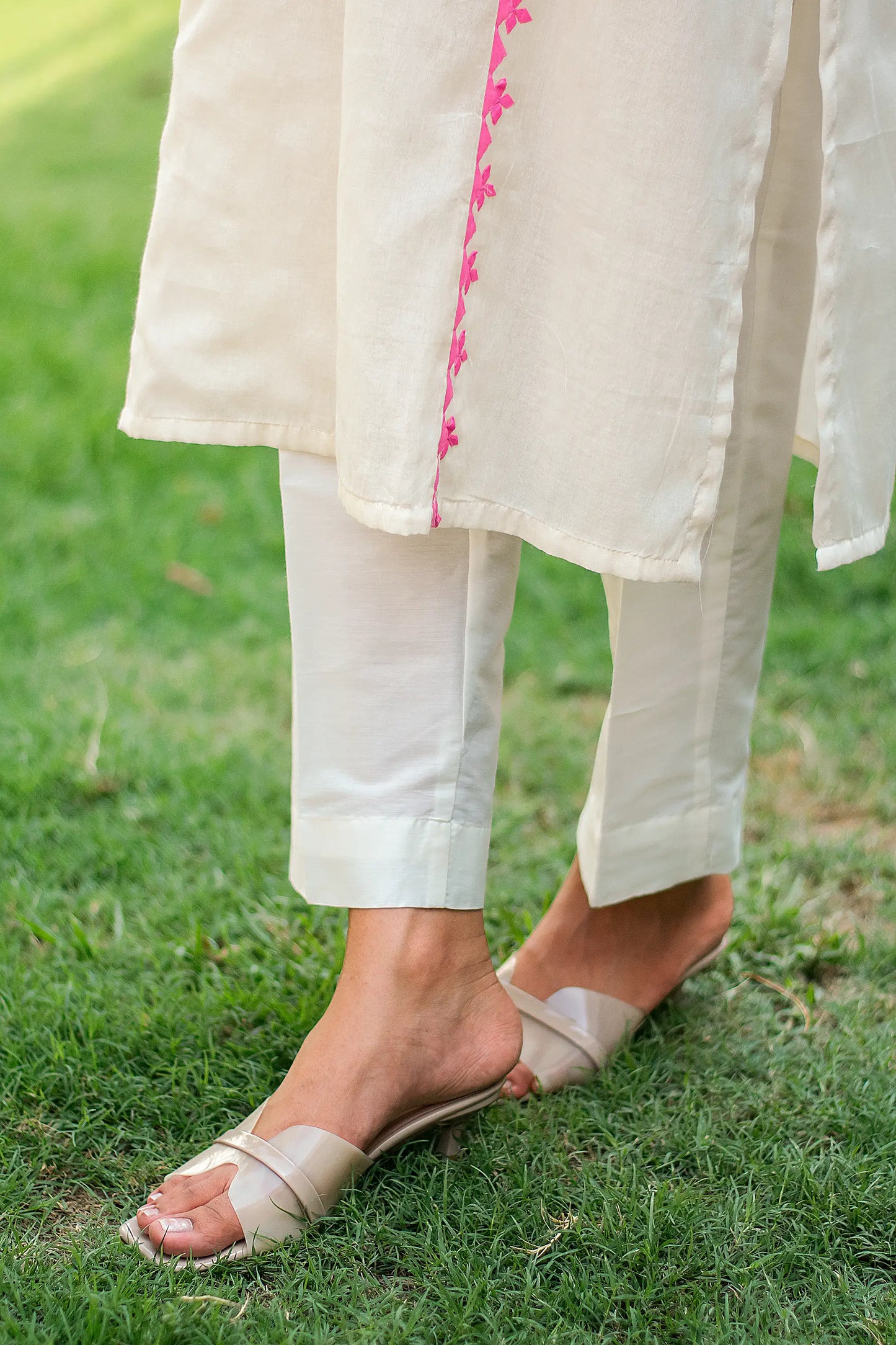 Off-white cotton kurti, dupatta and trousers with pink kashmiri & applique work