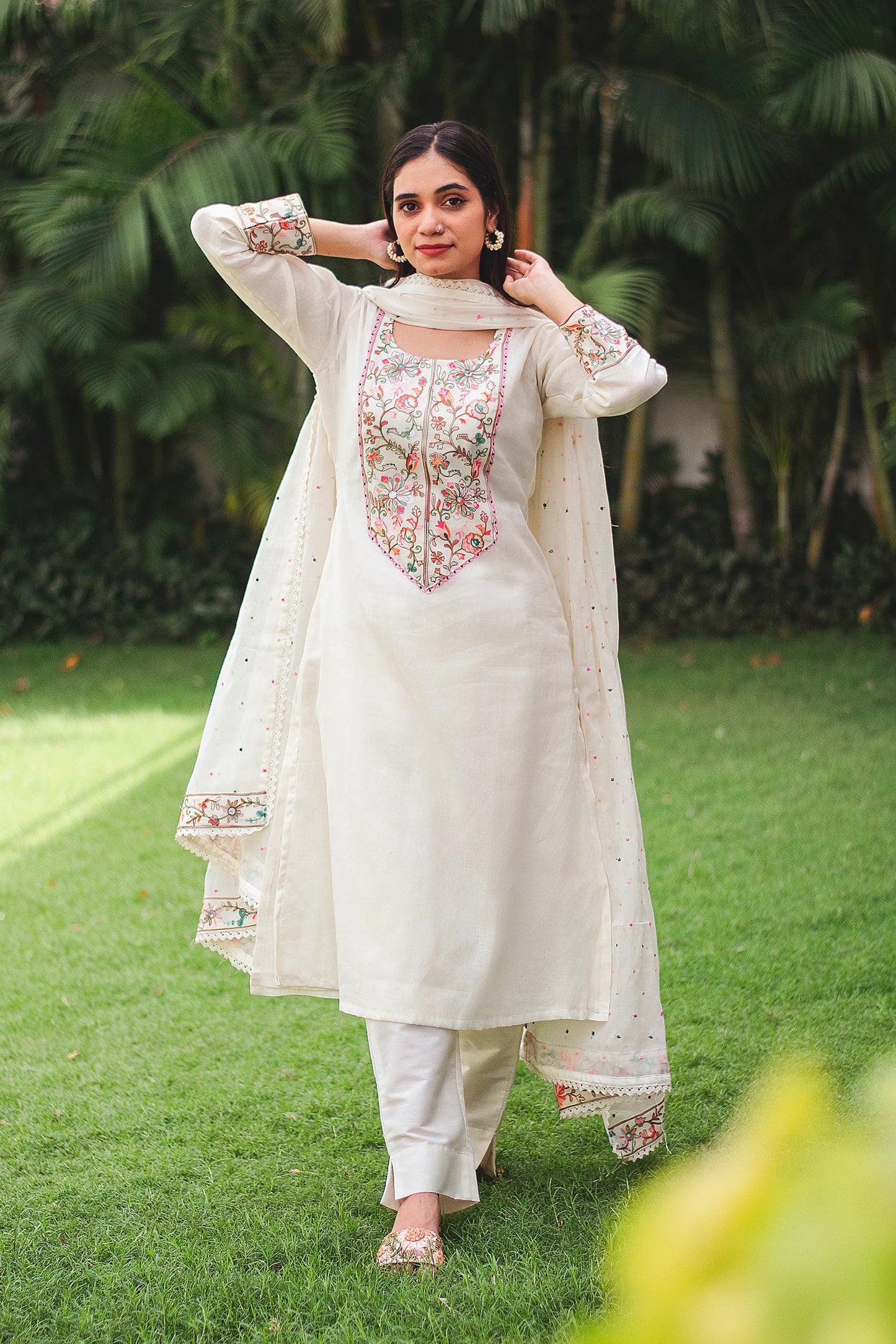 Indian girl dressed in an off-white Kashmiri embroidery kurta set, featuring a cotton kurta, matching dupatta, and trousers