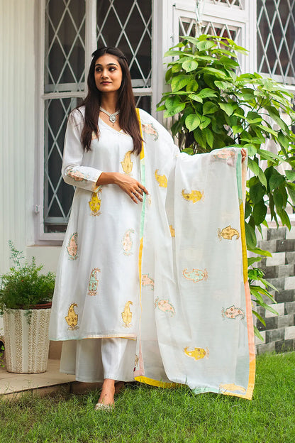 Indian model wearing a white chanderi angarkha kurta and dupatta with kairi (paisley) patchwork, paired with matching chanderi palazzo.