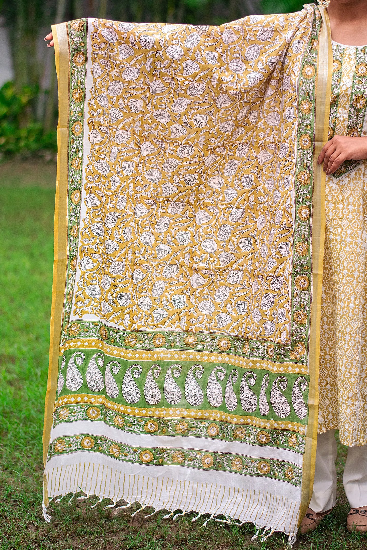 Yellow print linen kurta set with applique work