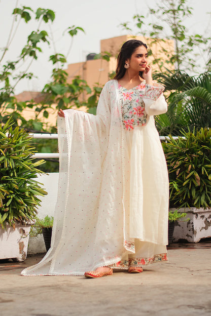 Young Indian woman in an off-white cotton Bahaar-e-Chinaar frock kurta set.