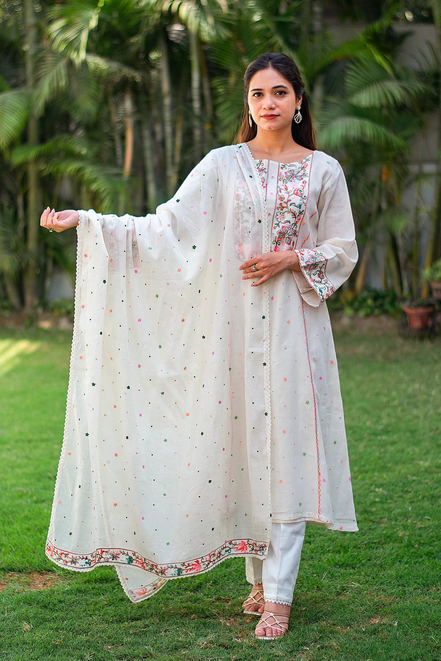 Indian model in an off-white kurta with Kashmiri embroidery and matching dupatta, paired with off-white trousers. 