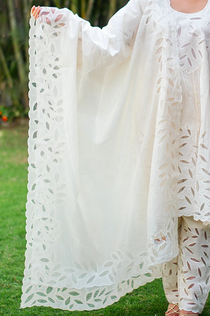 Indian model displaying an off-white chanderi dupatta with floral cutwork embroidery along the edges.