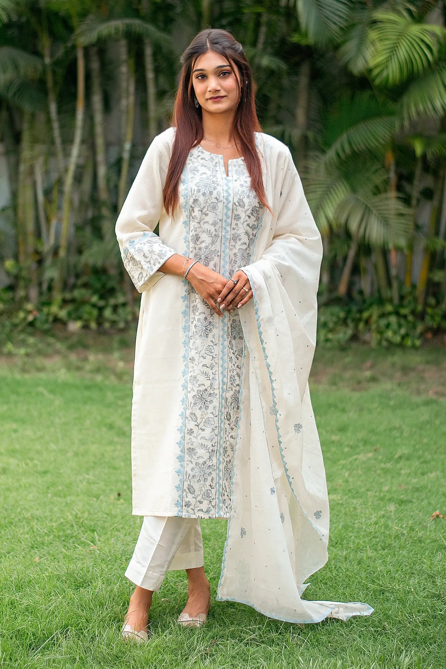 Off-white cotton kurti, dupatta and trousers with grey-blue kashmiri & applique work