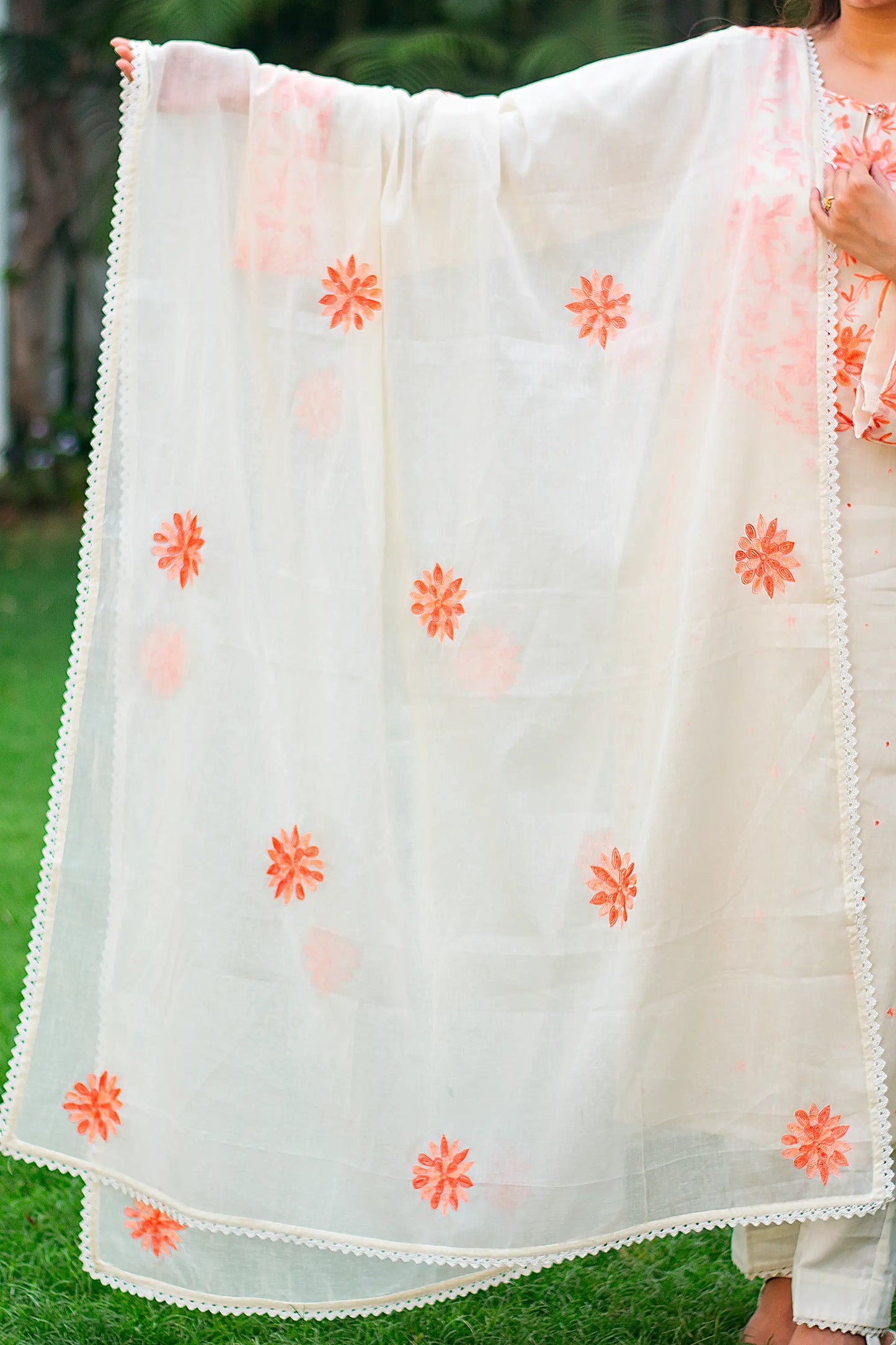 Indian model highlighting an off-white dupatta with peach Kashmiri floral embroidery, matching the kurta.