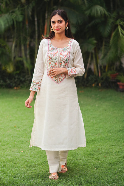 Indian model posing in an off-white Kashmiri embroidered kurta and trousers