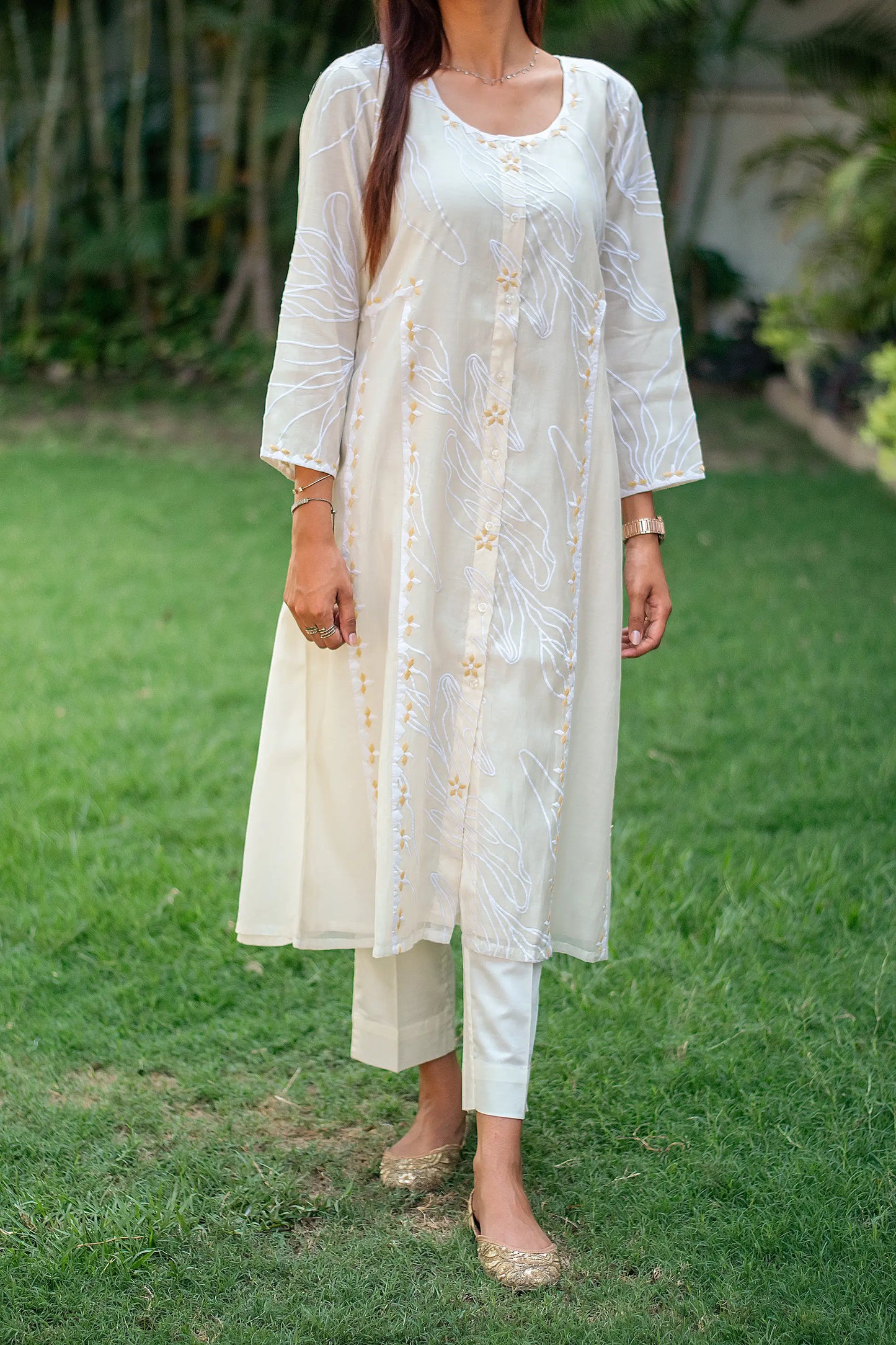 Off white chanderi kurta, dupatta & trousers with embroidery & applique work