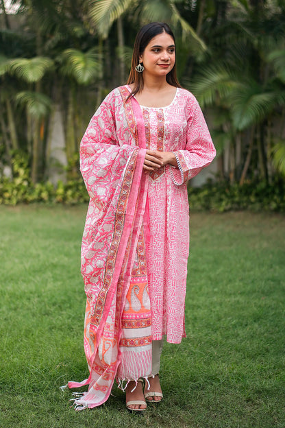 Pink printed linen kurta, dupatta & white trousers with applique work