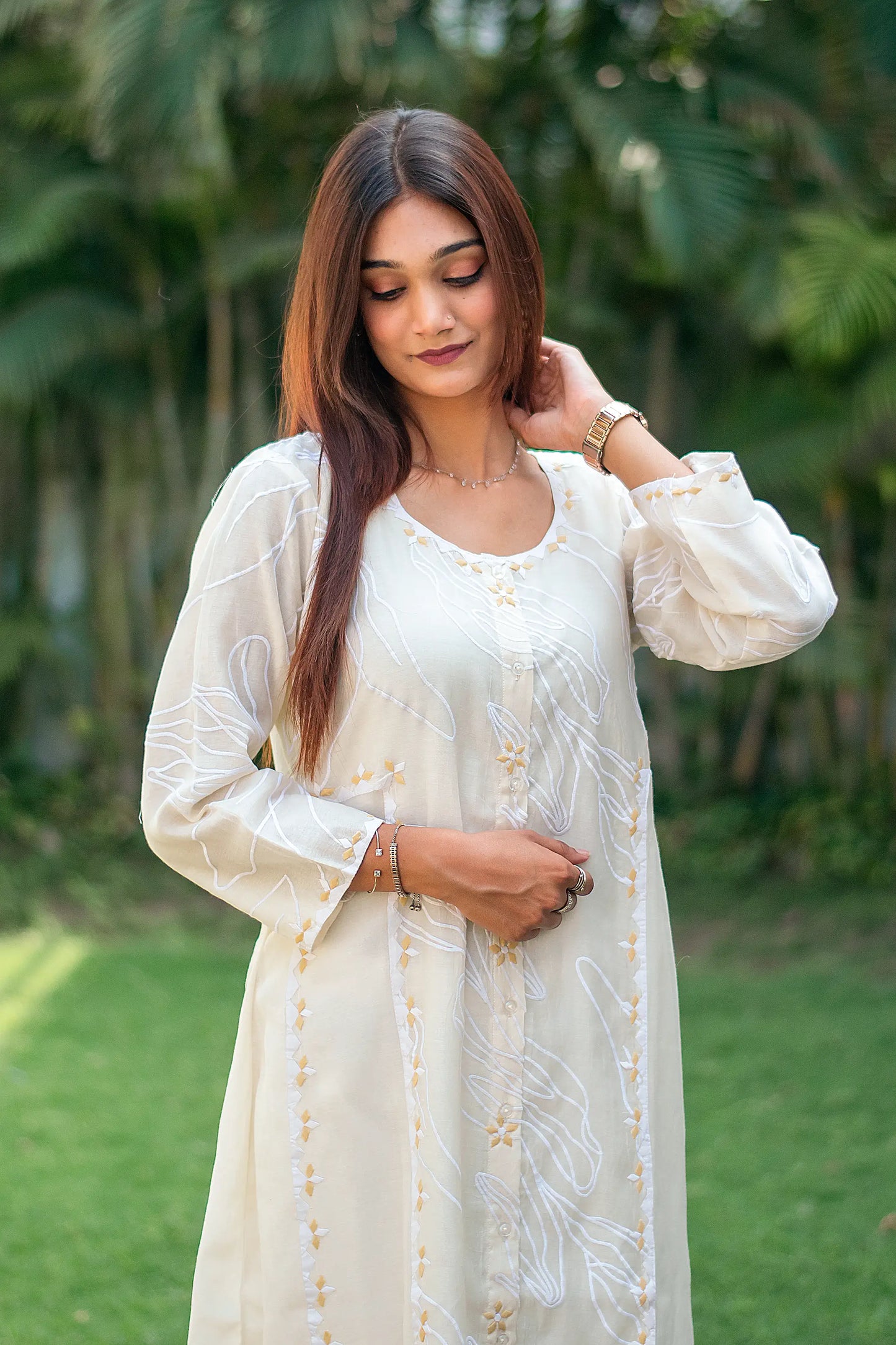 Off white chanderi kurta, dupatta & trousers with embroidery & applique work