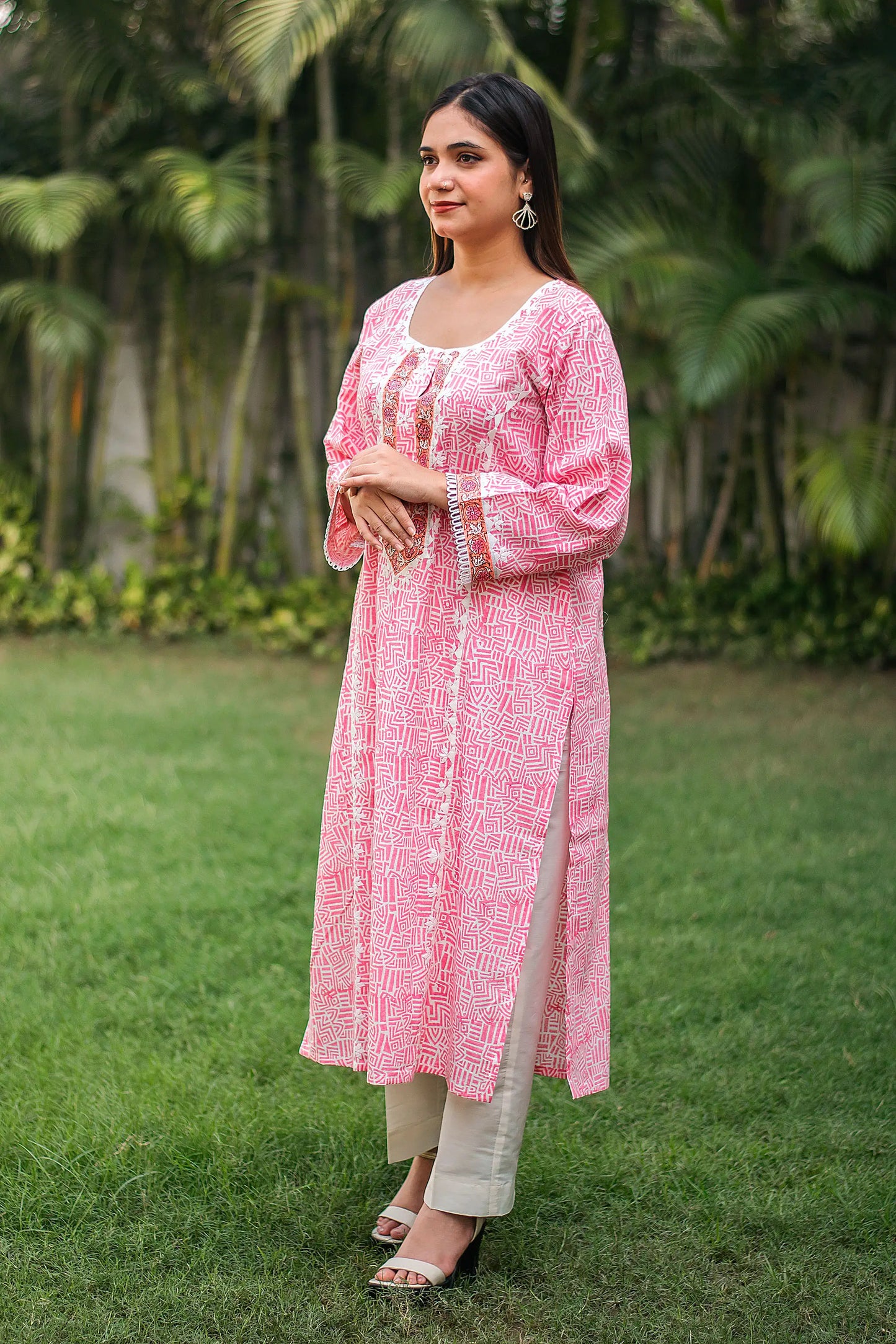 Pink printed linen kurta, dupatta & white trousers with applique work