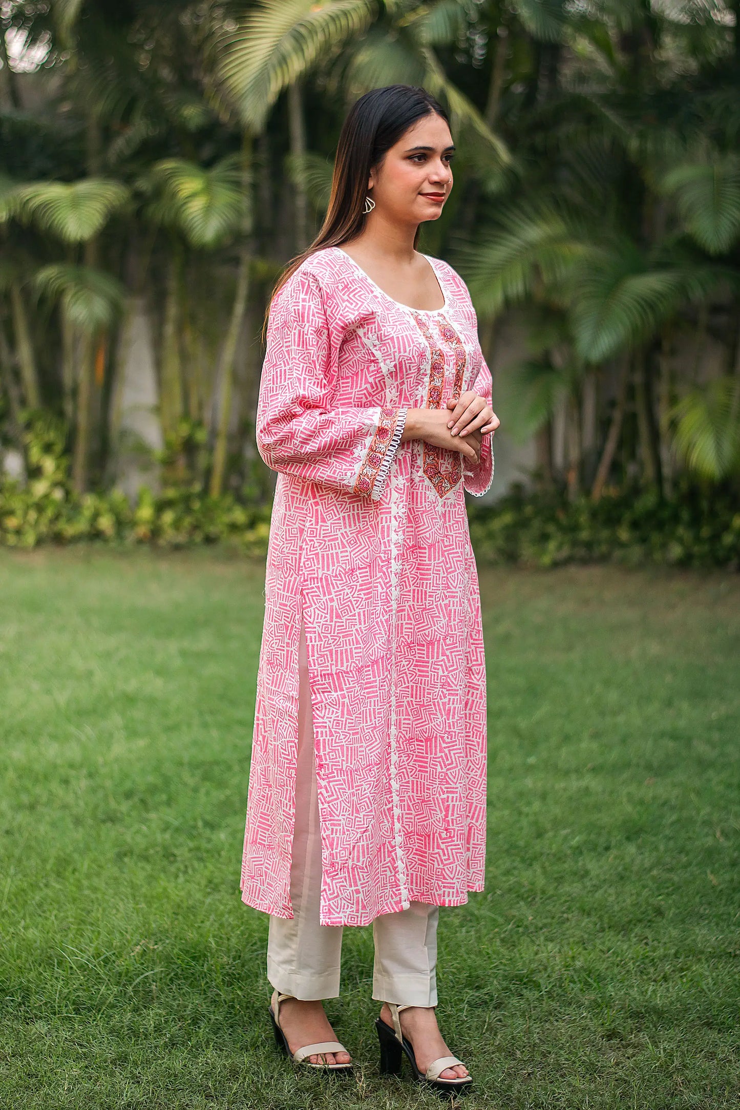 Pink printed linen kurta, dupatta & white trousers with applique work