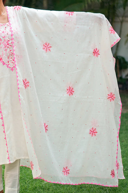 Off-white cotton kurti, dupatta and trousers with pink kashmiri & applique work