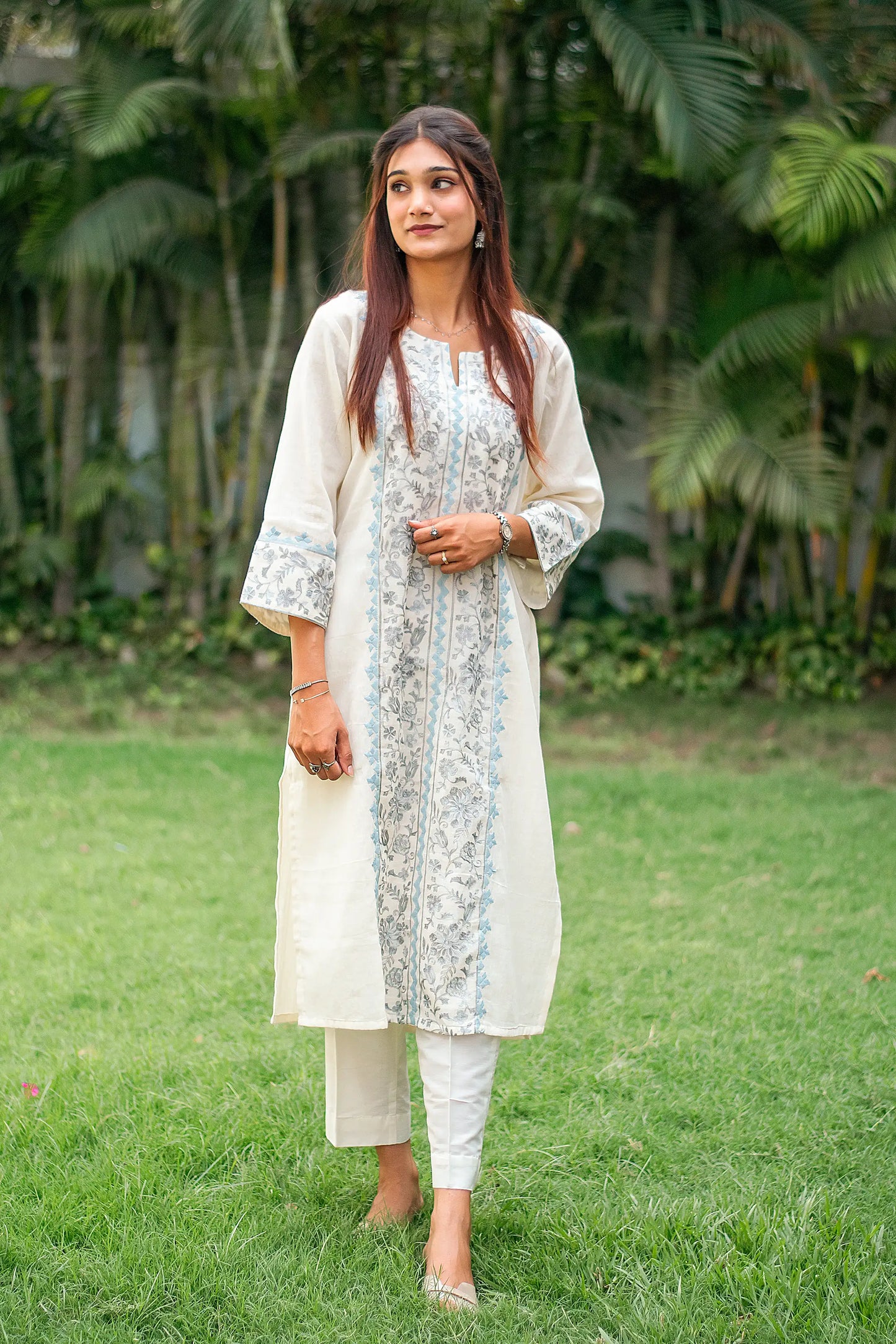 Off-white cotton kurti, dupatta and trousers with grey-blue kashmiri & applique work