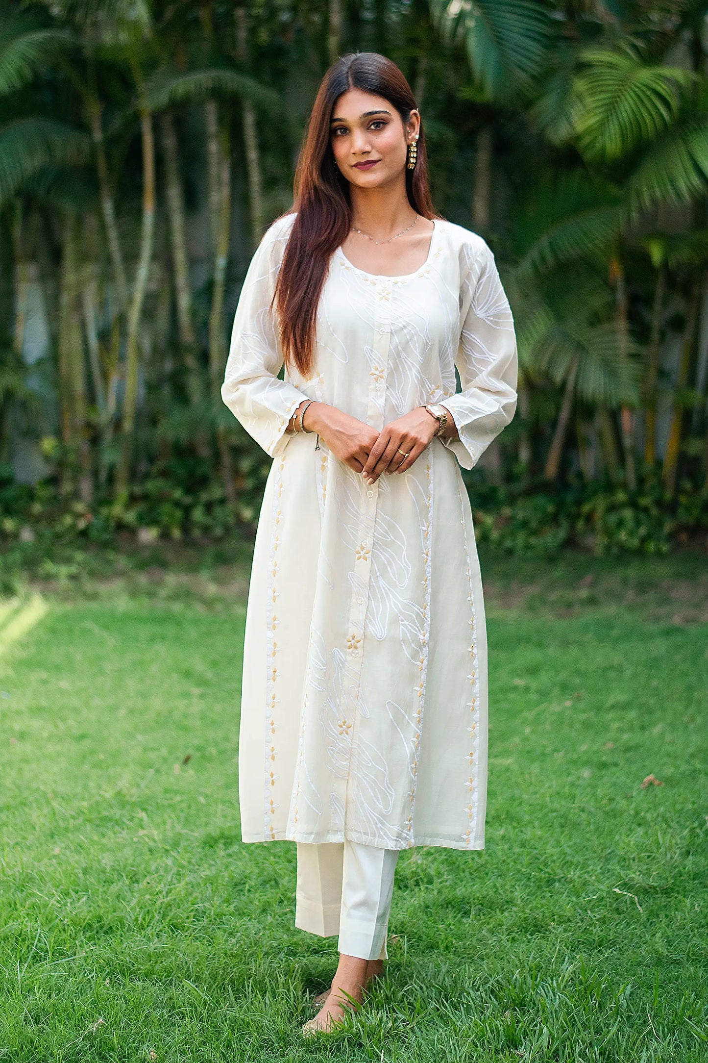 Off white chanderi kurta, dupatta & trousers with embroidery & applique work