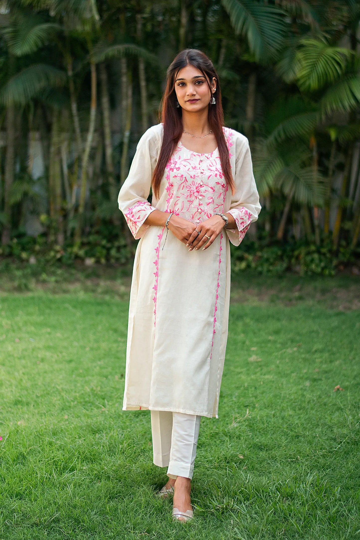 Off-white cotton kurti, dupatta and trousers with pink kashmiri & applique work