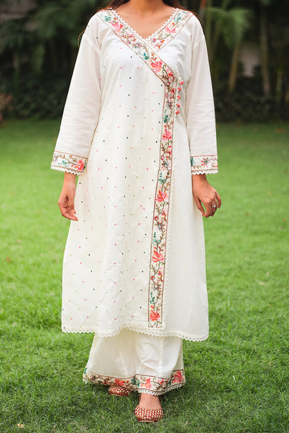 An Indian woman wearing the Bahaar-e-Chinaar off-white cotton angarkha