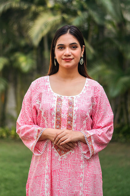 Pink printed linen kurta, dupatta & white trousers with applique work