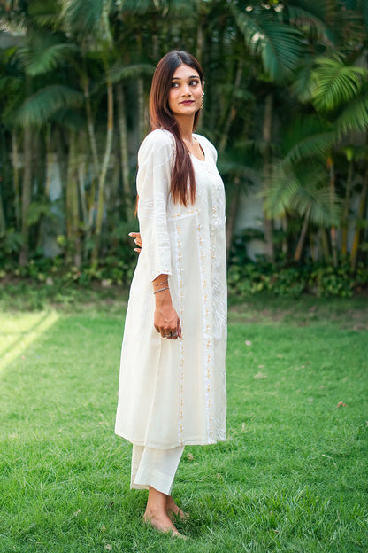 Off white chanderi kurta, dupatta & trousers with embroidery & applique work
