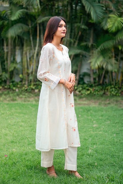 Off-white chanderi kurti, dupatta and trousers with peach-red embroidery & applique work