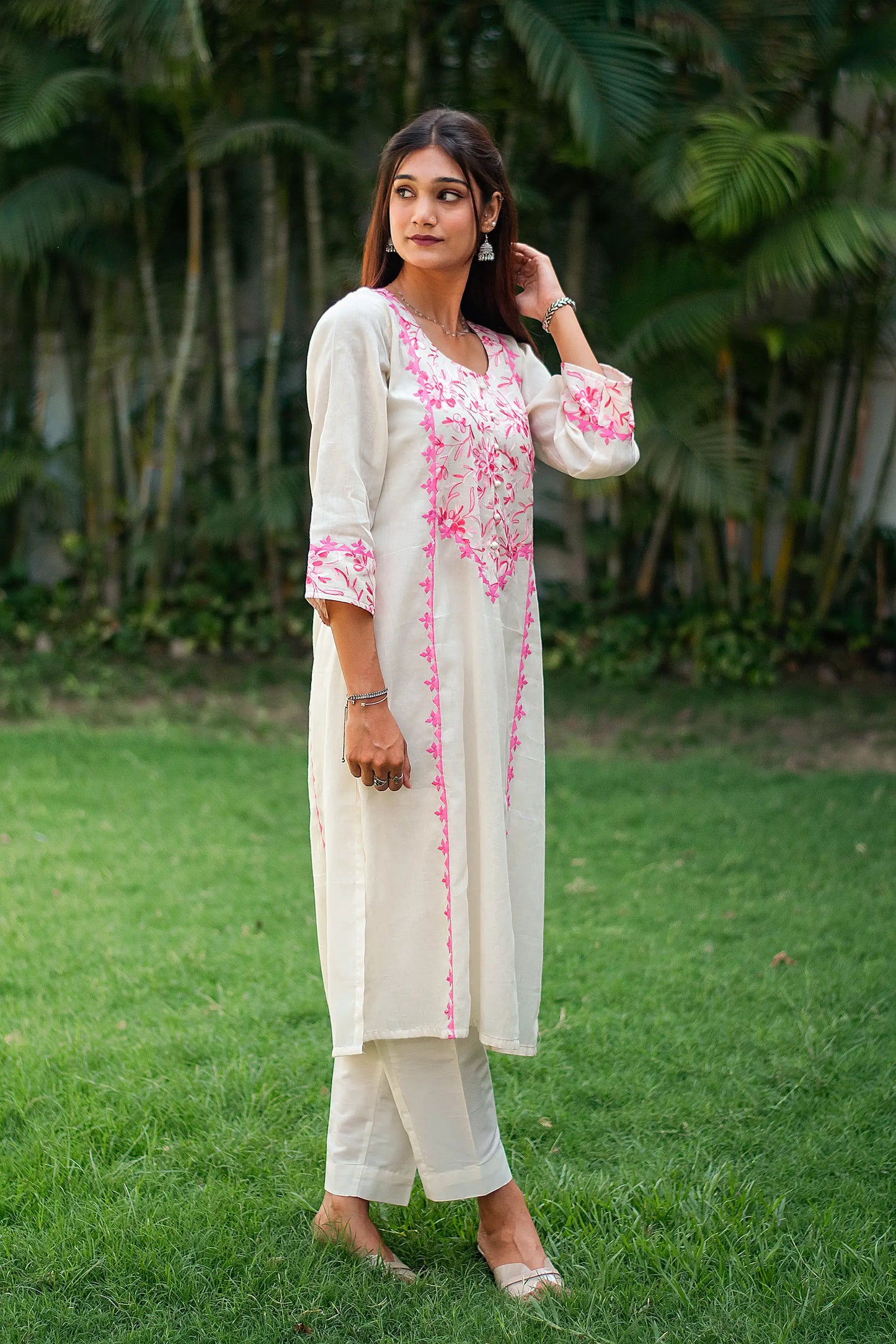 Off-white cotton kurti, dupatta and trousers with pink kashmiri & applique work