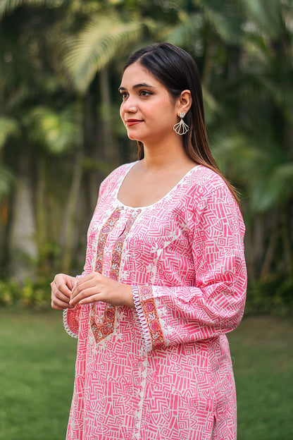 Pink printed linen kurta, dupatta & white trousers with applique work