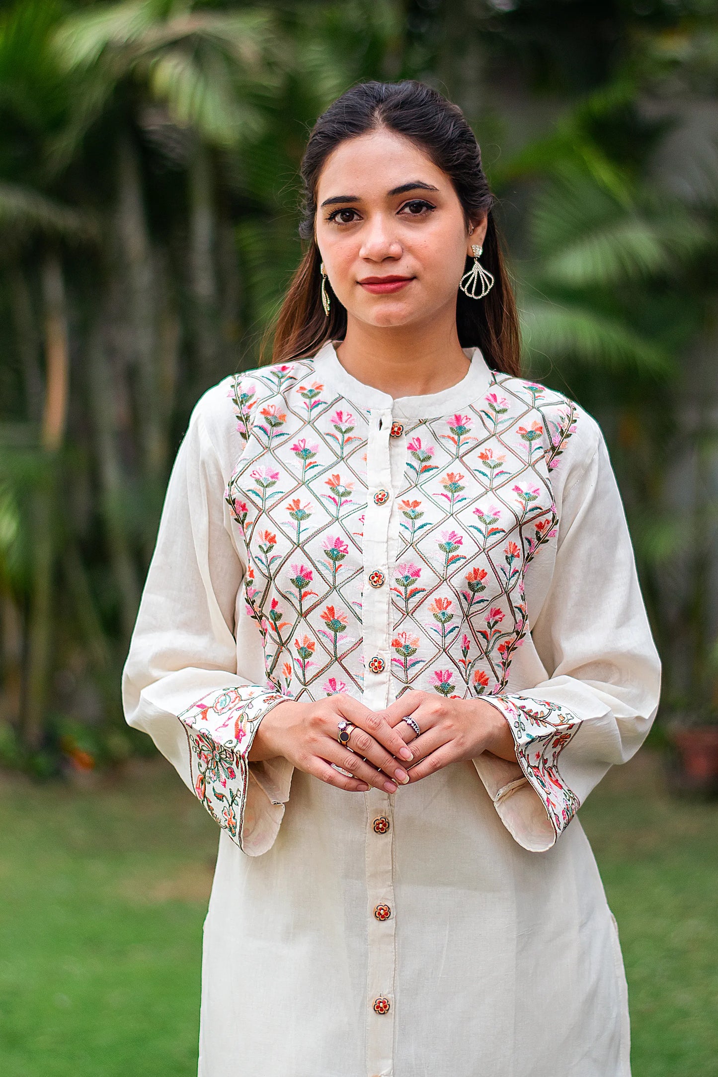 Close up of an Indian girl dressed in an off-white cotton kurti with Kashmiri embroidery