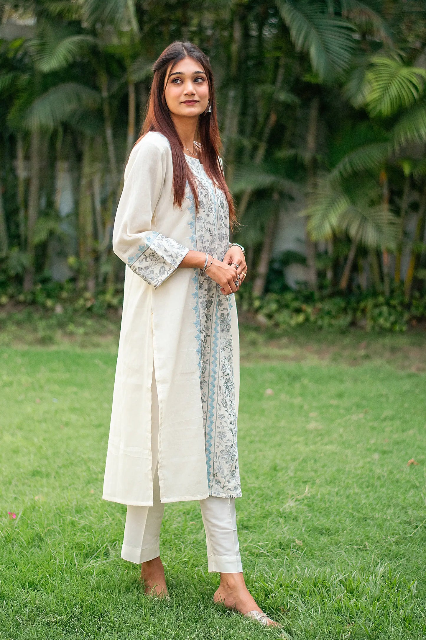 Off-white cotton kurti, dupatta and trousers with grey-blue kashmiri & applique work