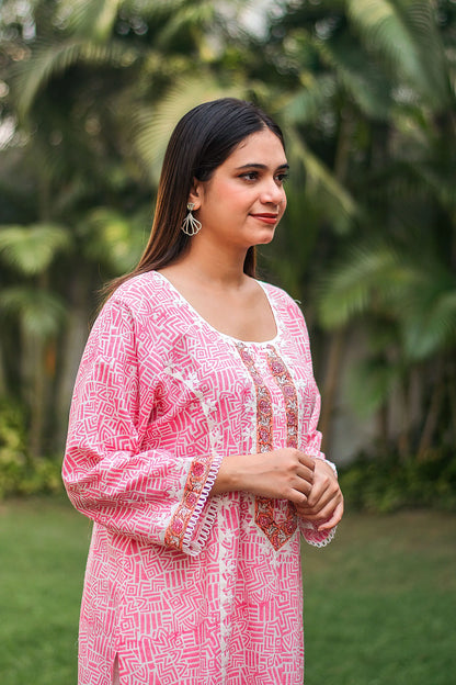 Pink printed linen kurta, dupatta & white trousers with applique work