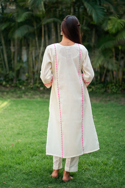 Off-white cotton kurti, dupatta and trousers with pink kashmiri & applique work