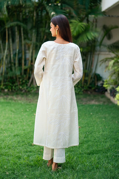 Off white chanderi kurta, dupatta & trousers with embroidery & applique work