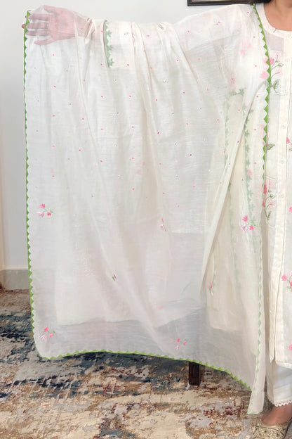 Close-up of the off-white chanderi dupatta with scattered pink embroidered motifs and a green scalloped applique border.