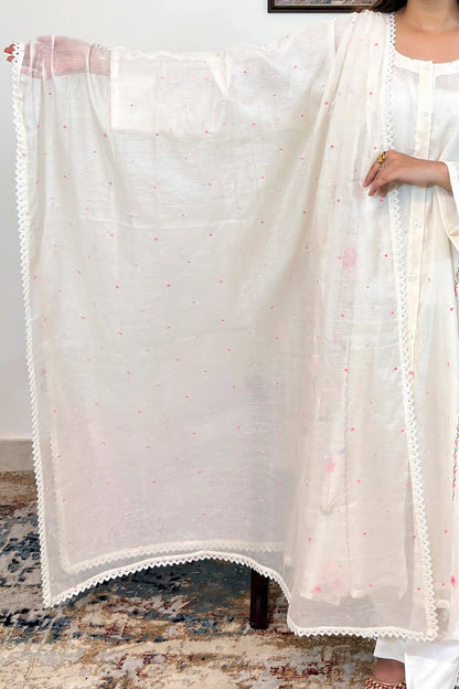 Close-up of the off-white chanderi dupatta with scattered pink resham embroidery and a scalloped lace border.